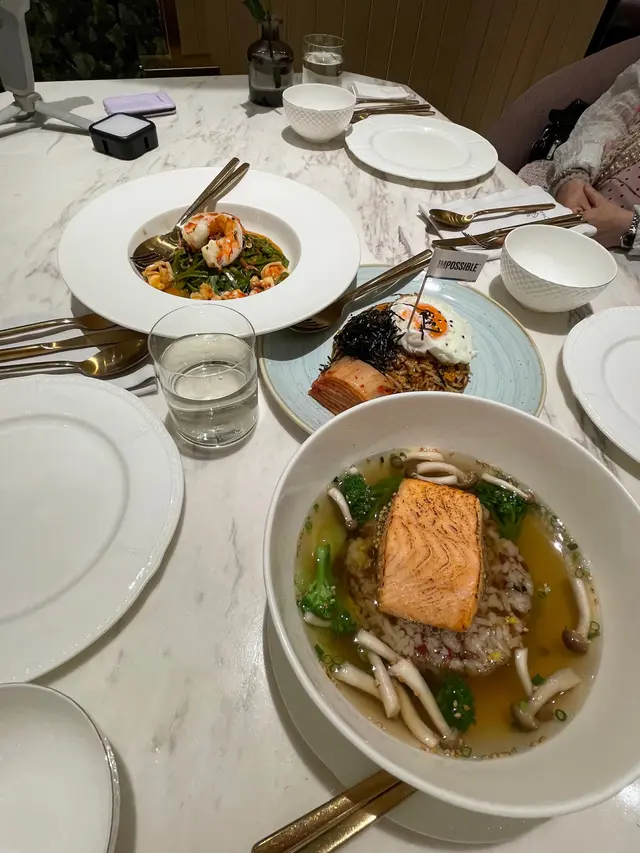 三文魚柳烤至肉質細緻鮮美，糙米飯配合由昆布和木魚乾調製的綠茶湯