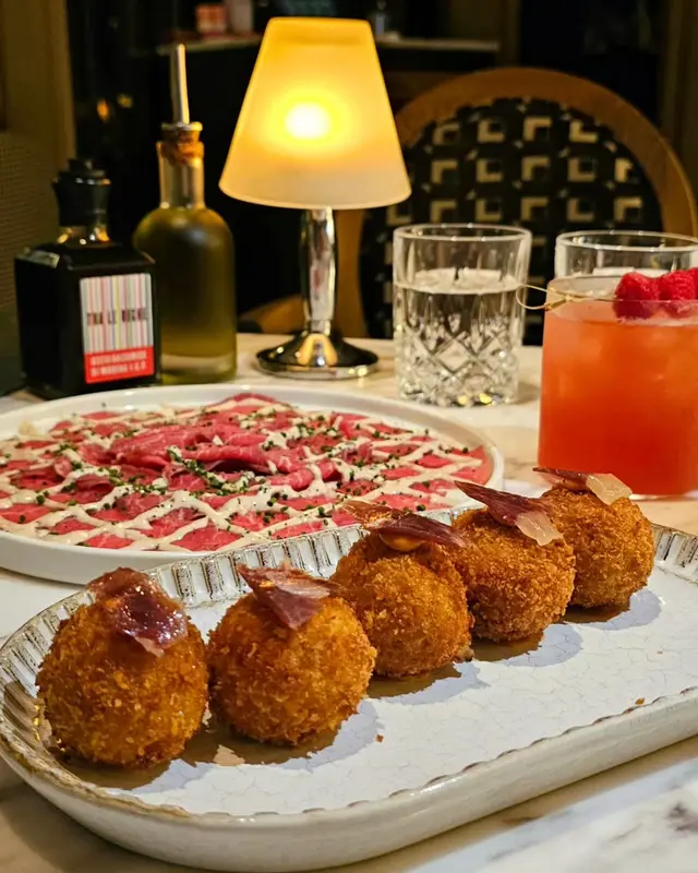 炸黑毛猪火腿薯波配煙燻辣椒蛋黃醬