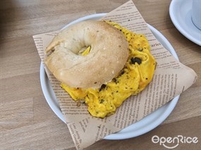 Truffle scrambled egg bagel - 屯門的Kaleido Coffee