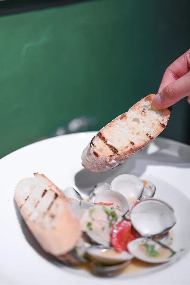 ⊹ 𝐂𝐥𝐚𝐦𝐬 𝐢𝐧 𝐖𝐡𝐢𝐭𝐞 𝐰𝐢𝐧𝐞 𝐒𝐚𝐮𝐜𝐞