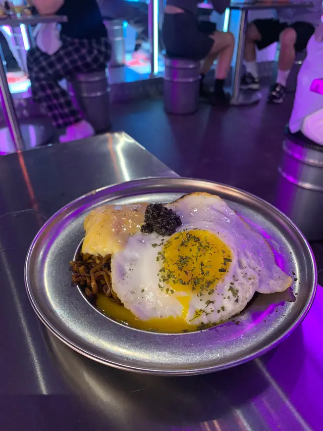 黑松露瀑布芝士炸醬拉麵