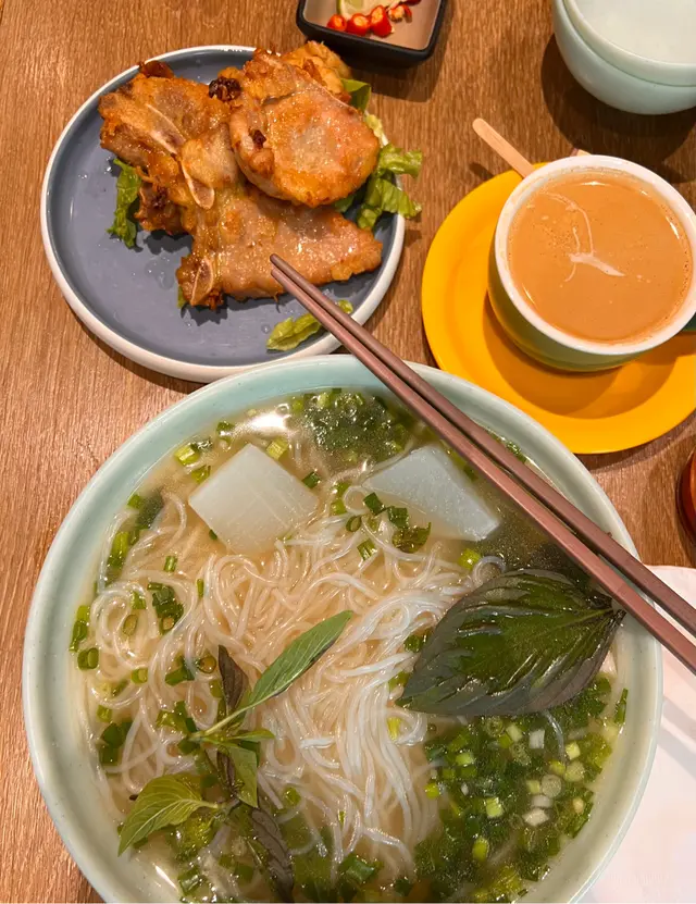 原本想食撈檬，叫錯了湯檬😅  將錯就錯。檬粉的份量很多，湯色偏白，以為味道會淡，但喝了一口覺得清甜，香茅豬扒也煎得鬆化可口，也算大塊。