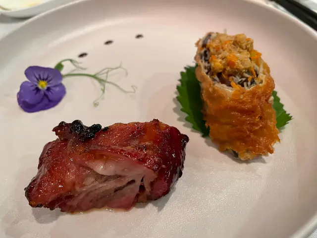 至尊蜜汁叉燒、蟹粉金菇脆卷