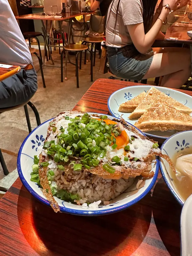 香煎脆邊蛋肉餅飯