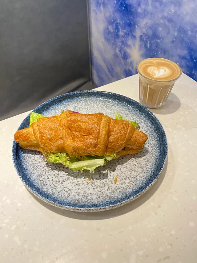 吞拿魚蛋沙律牛角包