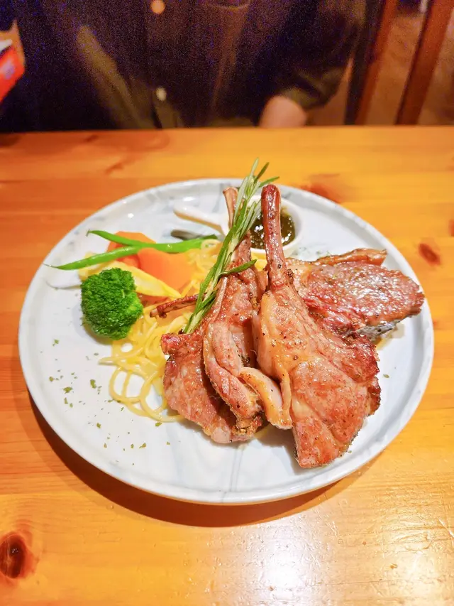 法式羊架配薄菏醬