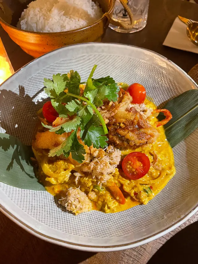 如果你知道什麼是油耗味,哪個軟殼蟹真的很差,炸起放了很久似的,劣食一樣⋯⋯咖喱又是咸辣,咸味太出,白飯很大碗,但是不好味的白飯,盛白飯的碗有兩條麻繩,第一下想到的是非常不衛生,伸手摸一摸,果然,是濕漉漉的繩子繫在白飯碗,可以幻想到髒水流入碗中跟白飯混合⋯⋯真是幻想一下都覺得骯髒!