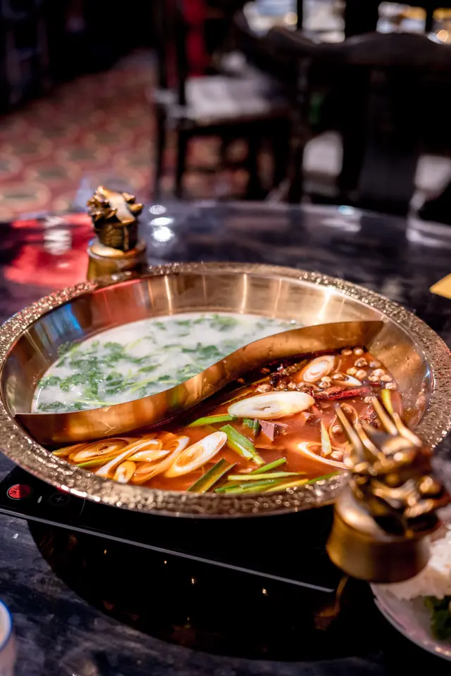 重芫茜皮蛋滑豆腐濃湯鍋 拼 麻辣鴨血粒粒蜆鍋