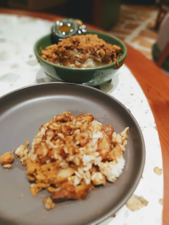 肉鬆皮蛋滷肉飯