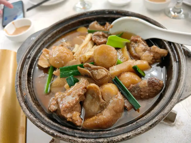 $1元煲優惠 即是送畀你食 預咗係大骨位 有皮嘅有2嚿 冇乜南乳味