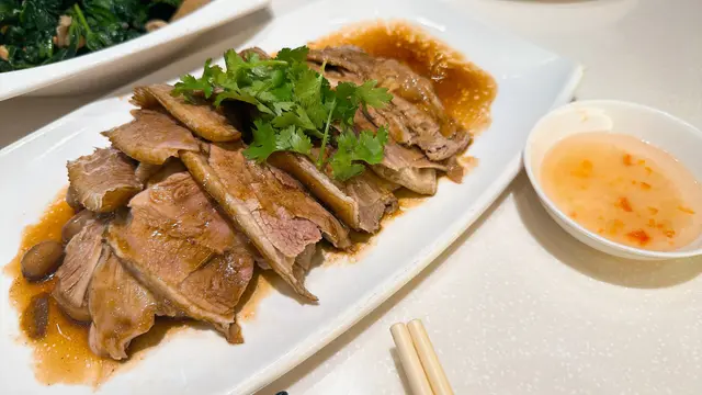 以秘方陳年滷水膽滷製出來嘅鵝隻,
吸收了滷湯的日月精華,焦糖色的外皮富有光澤,
鵝片肉質結實,肥瘦適中且味道新鮮,必試之選。👍🏻