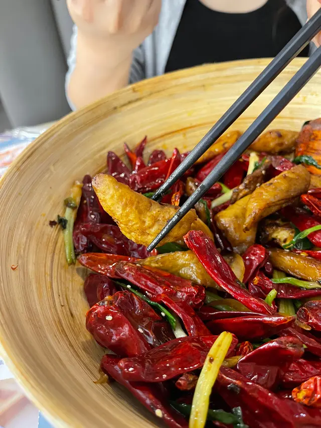 做到香辣但整體調味偏咸
薯仔Ok //焦香惹味
肥腸x2// 有兩款 一款炸的 香脆 脆口的 （但煮太耐了，乾巴巴的）+ 有肉質嘅得好少🥹
雞 // 肉偏少  比得