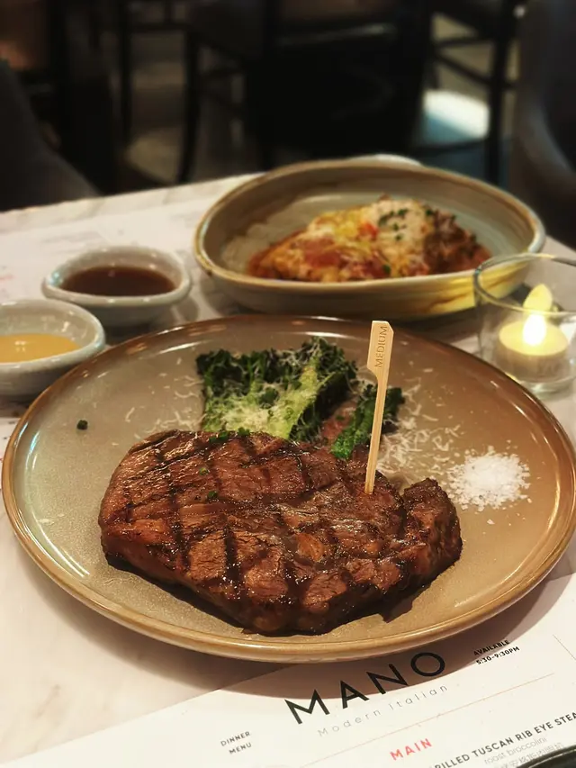 雖然賣相一睇偏向簡單，但質素幾有驚喜
牛扒五成熟度啱啱好十分粉嫩多汁，輕輕沾上幾粒粗鹽已經能吊出肉質既鮮美，鍾意重口味亦可以選擇芥末或燒汁
旁邊幾棵西蘭花苗意想不到地好食🤣爽脆多汁之餘上面都灑左芝士碎，比起平時見到一堆無味既烤雜菜更欣賞呢個🥦