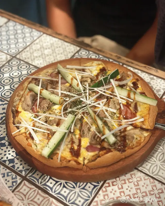 呢個真係毋庸置疑係小編同朋友揀嘅No.1食物！片皮鴨一定食過，但將中式嘅食物再搭配西式真係意外地好夾🤩佢唔會好鹹，真係用咗片皮鴨嘅醬汁，配埋青瓜同京蔥一啖食落去真係好好食同好有滿足感。同埋最重要係佢哋個Pizza餅底唔係厚底，而係薄批，所以就算成個食落去都唔會覺得好油膩同好飽，真係必點👍🏻