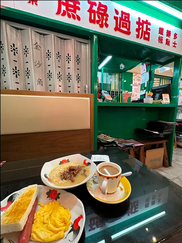 沙爹牛肉麵，腸仔炒蛋，配熱咖啡