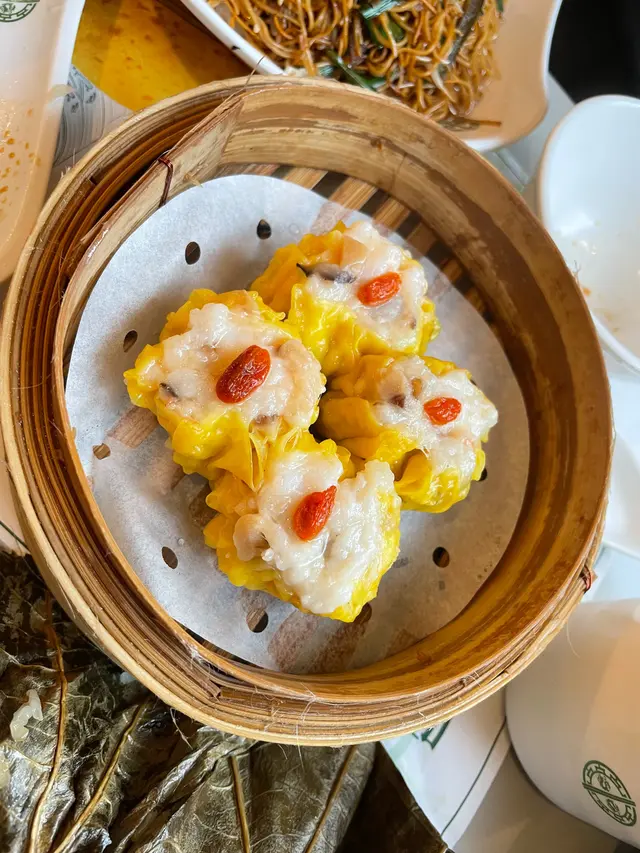 油潤嘅口感，充滿冬菇味道，加上大大粒嘅蝦
咬落鬆軟