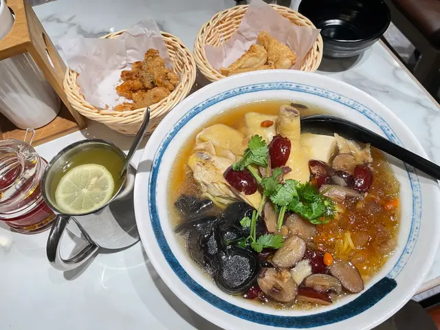 藥膳桃膠農場雞油麵+墨魚春卷+柑桔檸檬特飲