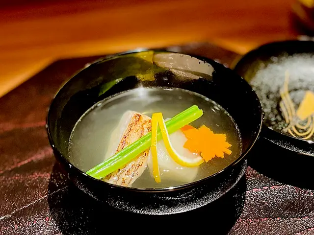 小蕪原汁，思源頭啖湯之後就會再加埋鮮甘鯛魚同埋柚子皮一齊奉上，🍲配合鯛魚喺湯裏面就多出一種油香， 魚肉非常嘅鮮白