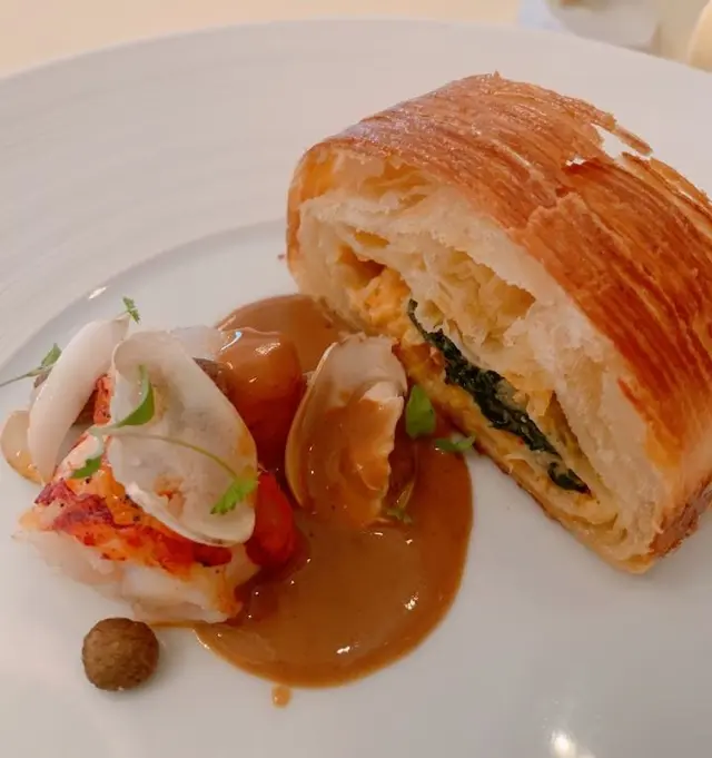 龍蝦酥皮卷配白松露片