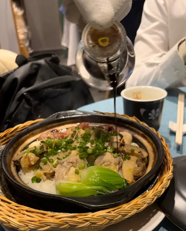 川味臘腸滑雞煲仔飯