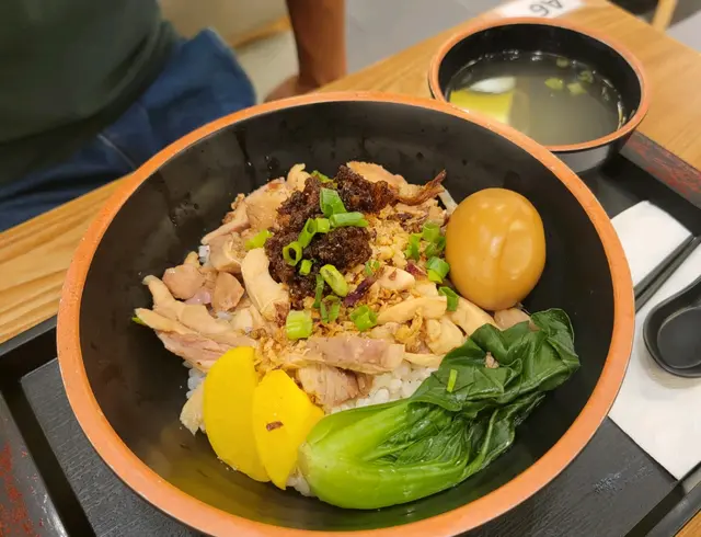 雞肉份量多,蔥油有香味,可惜整體飯感比較乾身😵💫如果多些汁會比較好