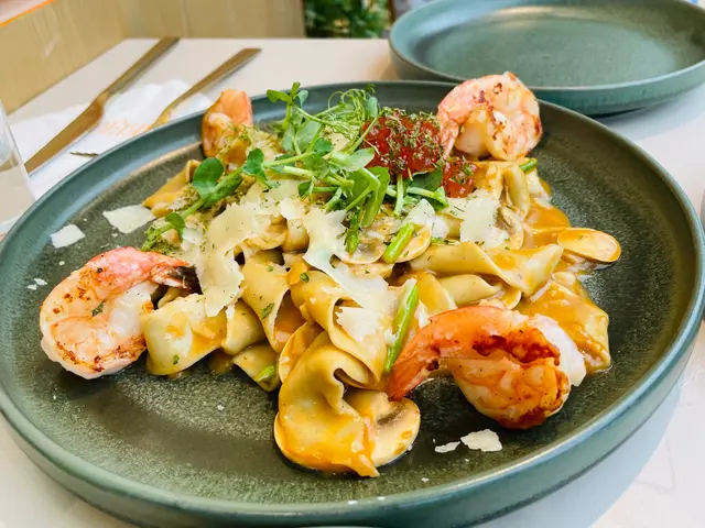 龍蝦汁配大蝦三文魚籽手工意大利寬帶麵