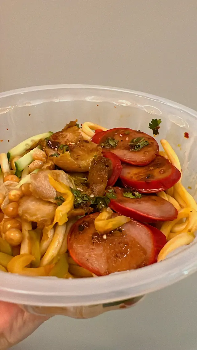 泰式豬頸肉紅布腸麻辣撈烏冬