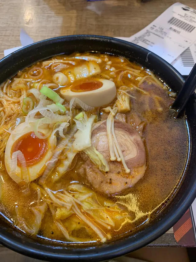 麻辣黑蒜油味噌湯底配搭糖心蛋腩肉卷