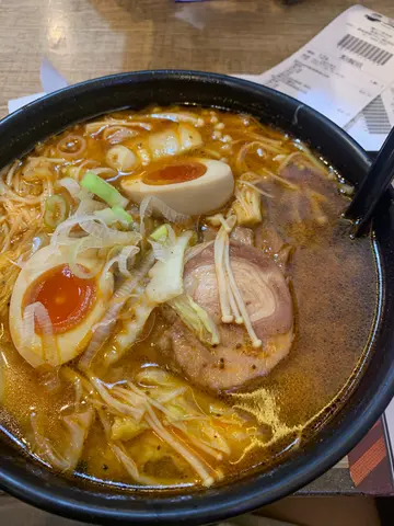 麻辣黑蒜油味噌湯底配搭糖心蛋腩肉卷