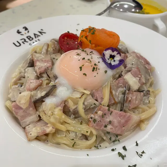 煙三文魚溫泉蛋卡邦尼扁意粉