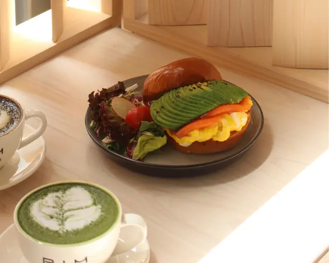 三文魚牛油果炒蛋布里歐