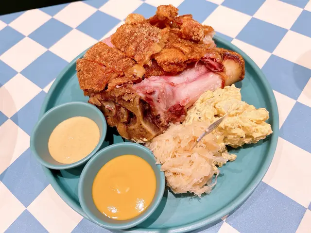 德國咸豬手配酸菜及薯仔沙律