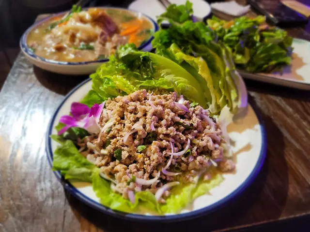 豬肉碎生菜包