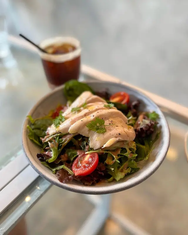 慢煮雞胸沙律 配紅桑子醋汁