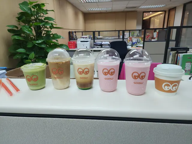 飲品方面,佢地都有幾多選擇,有多款特色咖啡同特飲
1)凍Matcha latte
2)凍豆腐花燕麥奶咖啡少甜
3)班蘭椰子咖啡要DECAF
4)士多啤梨奶昔-走CREAM
5)熱美式咖啡
極推士多啤梨奶昔,有新鮮果肉,好好味😋😋
咖啡香濃,有榛果香氣:yummy: