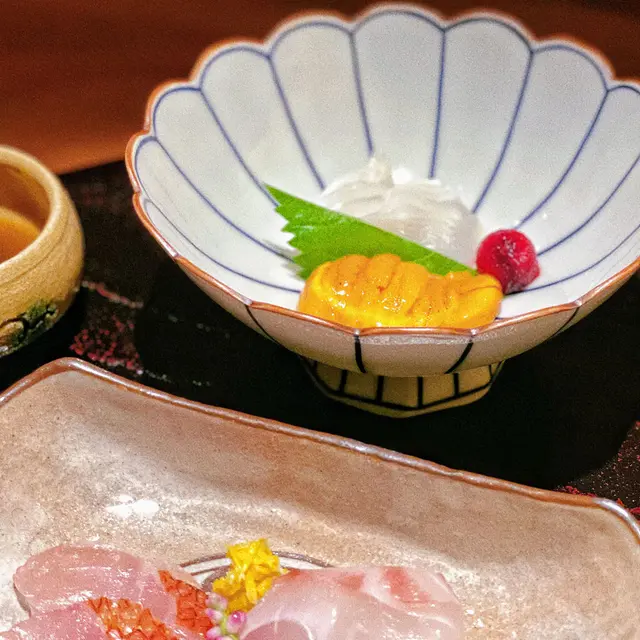 刺身又點止魚呢？將北海道馬糞海膽搭配魷魚食，奶油嘅口感又帶點韌性，好特別🤣顏色上配搭都好誘人！