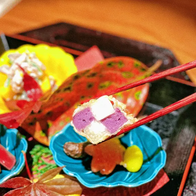 長芋配紫薯肉糜，紫白交錯賣相吸引，口感軟糯好特別！