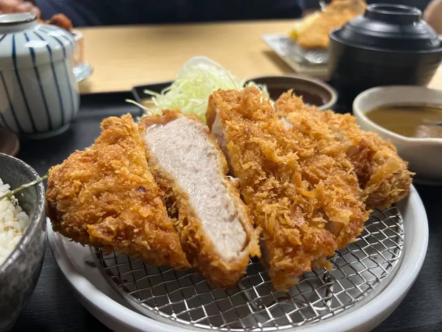 這個也真的太好拍了吧（而且和餐單上 還真的長得一模一樣
豬扒們也真的好厚好厚 薄薄的脆皮 1/9、2/8比例的脂肪和豬肉
紮實咬好咬滿 沾上豬扒汁 再一口飯～ 下飯
（他們的米也真有越光米 概有的米香味 粒粒分明
還另加了$10 咖哩 馬上憶起日本🇯🇵放題的咖哩醬 偏甜 小孩🧒的愛