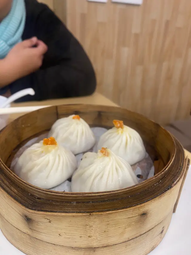 因為見普通版好好食，所以朋友想試吓呢個，但可能期望太高，我哋都係鍾意食最純粹嘅小籠包🙈 味道係好食，但覺得冇普通嘅驚喜