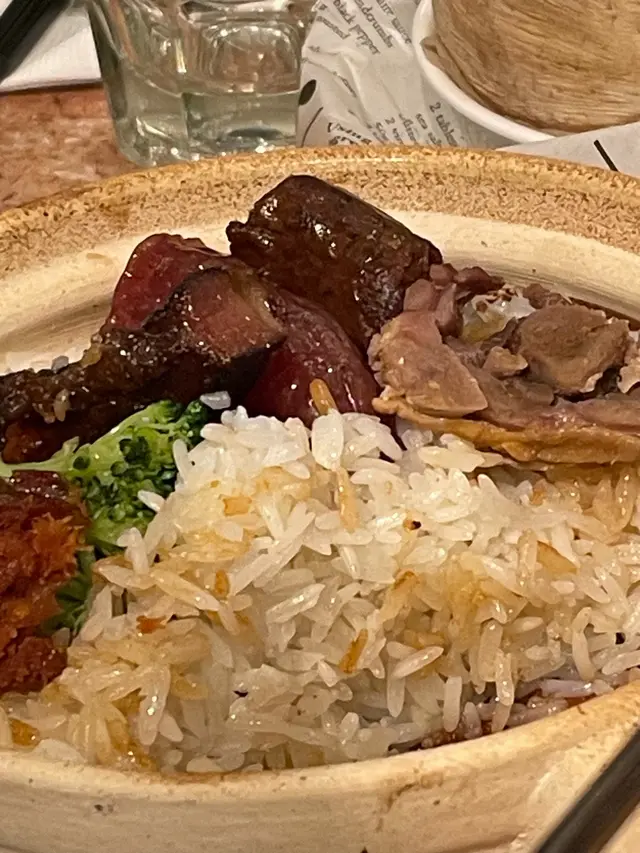 《忘了相機食先》一人份量，有五款臘味，有臘鴨臘肉，臘腸潤腸麻辣腸各一，每款短過中指咁長，不過夠送飯；飯啱啱好煮熟，粒粒分明，但冇飯焦