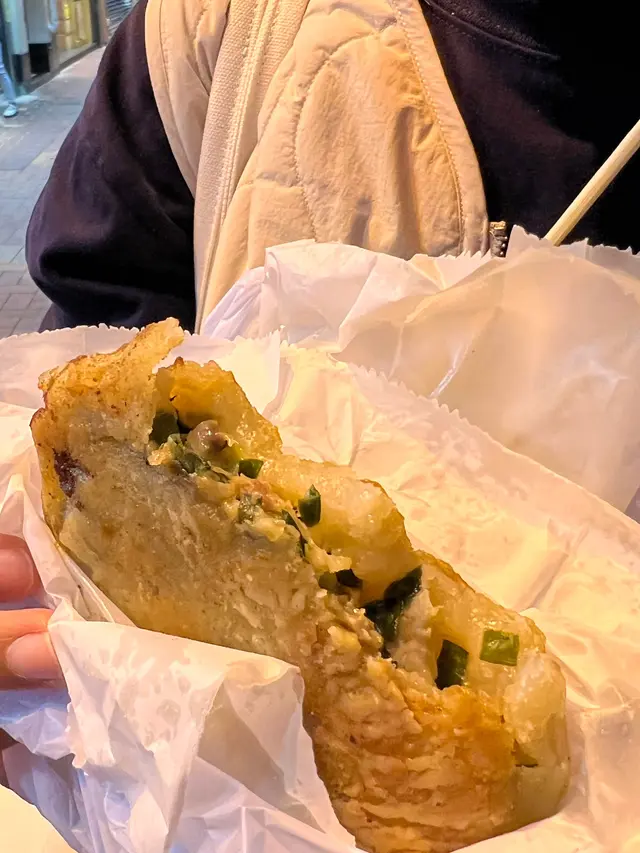 好香好香 人一直就為了這香味離不開 一定要買一個吃
姨姨一直煎 也沒停過手 但不用一下下 就賣光了
吃後 也懂為什麼能成為名店 成為荃灣必吃之店~
皮不厚 煎得脆脆 每口都是肉 都是韮菜
吃過一口後 即便好燙 也想繼續一口又一口的吃下去