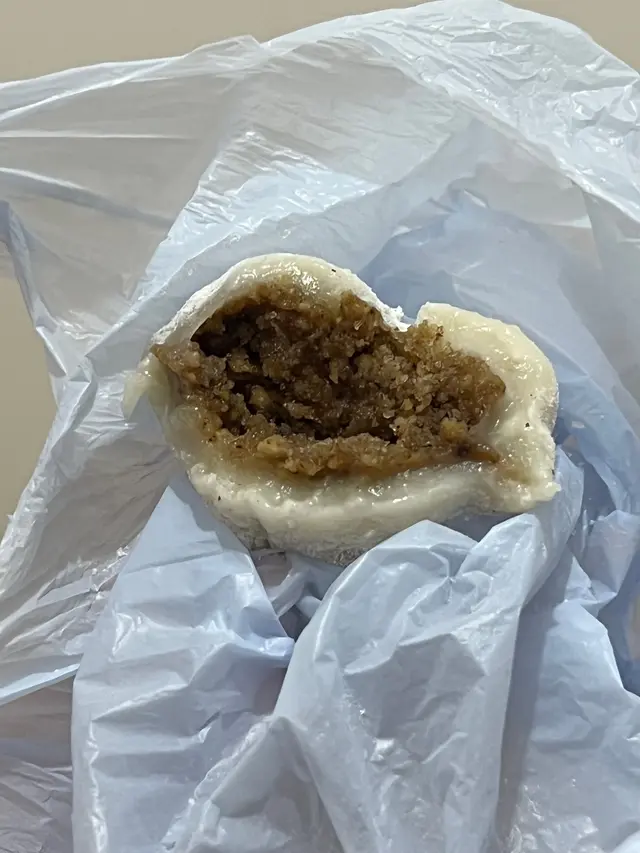 是最傳統的那種 還有一顆顆 顆粒狀的花生🥜碎
不甜不膩 也不是混了椰絲進去的那種
非常純粹的 花生🥜 再配上軟軟的糯米糍皮
不單是味道新鮮外 更富多重口感