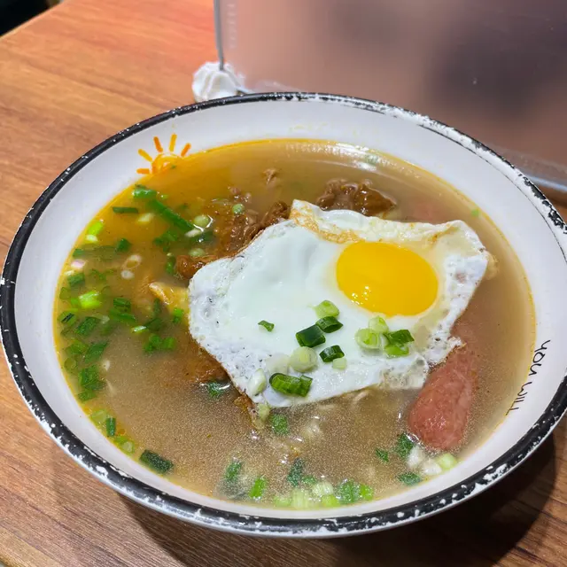 沙嗲牛肉腸仔蛋公仔麵