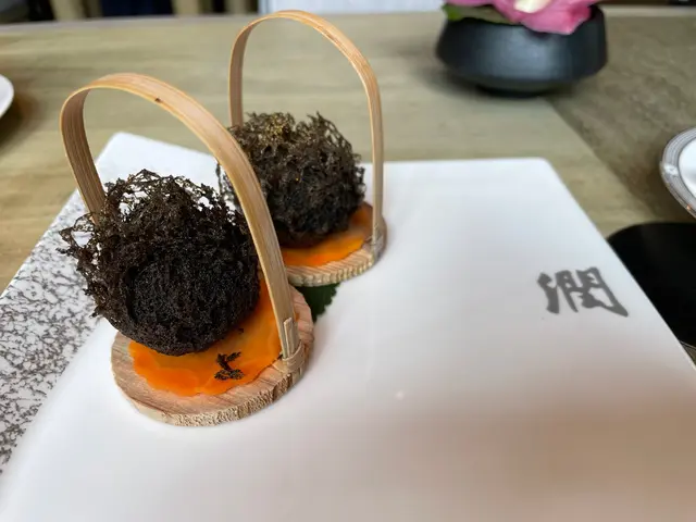 竹炭麻辣雞粒荔茸酥