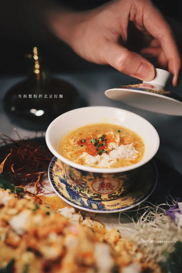 不僅在麵上蓋滿蟹粉,而且另外還附上一整碗蟹粉!