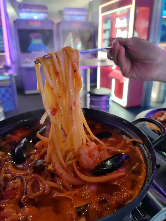 蕃茄韓式辣海鮮湯配中華麵