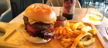 Cheddar Cheese Beef Burger (Grilled Onions / Mushrooms BBQ Sauce) w/ Fries