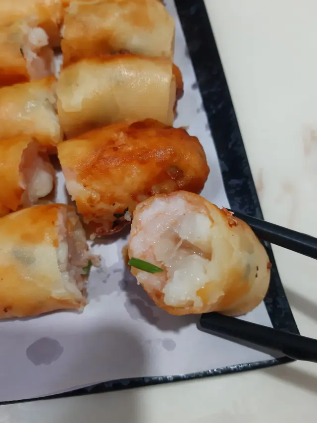 春卷值得一讚! 我同朋友都覺得炸得好出色, 入面蝦肉啖啖肉, 上枱時熱辣辣即刻食左兩件, 就算凍左都一樣好食!