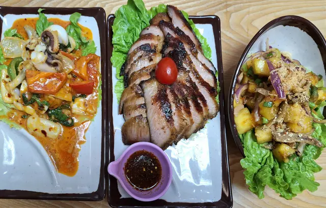 金不換炒墨魚、燒豬頸肉及泰式金鑽鮮菠蘿沙律