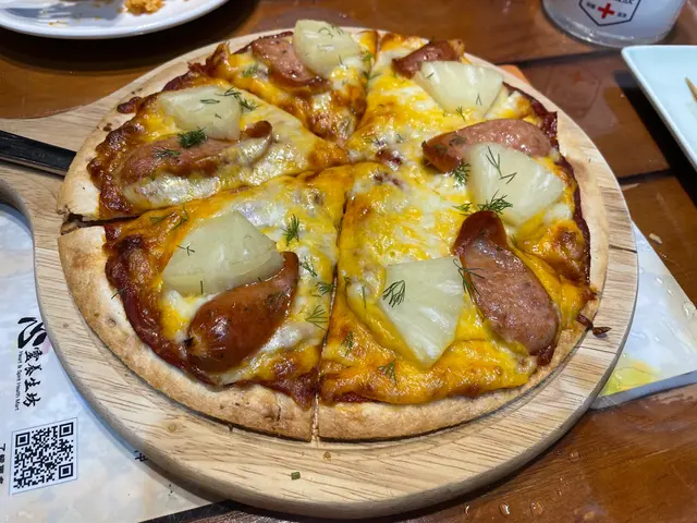 菠蘿辣肉腸薄餅